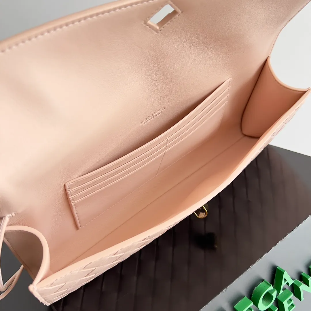 The batch of 1360 BV Andiamo evening handbags has been heavily planted again~ The designer aesthetics in the era of economic downturn are back. I fall in love with it at first sight and can't put it down. It's so beautiful and full of aura. The shape and texture are very competitive. It's light in weight and has sufficient capacity. It's a must-have for fashionistas. It's suitable for many occasions, minimalist, high-end and light luxury. Model No.: 741511 Size: 31*13*3cm